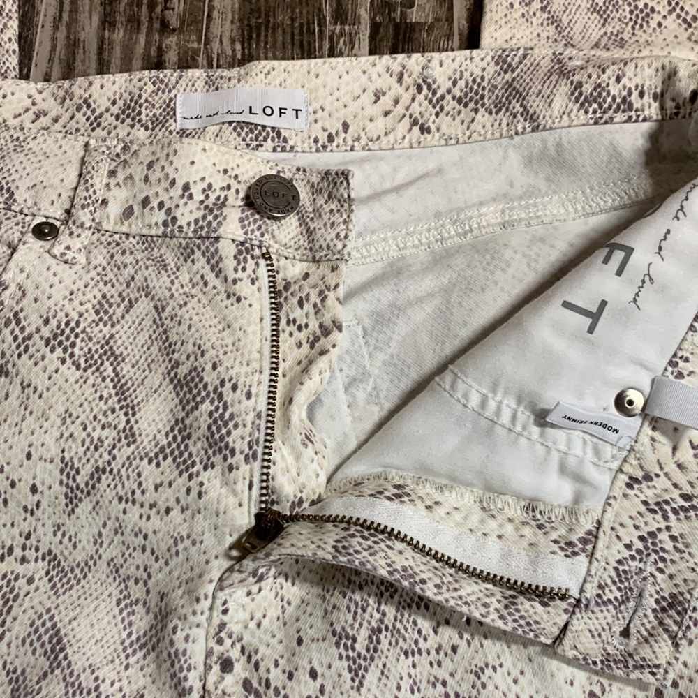 LOFT Skinny Jeans in Cream with Taupe Snake Print - 8 - Picture 4 of 10